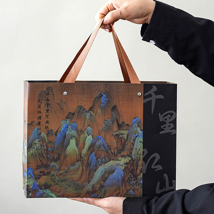 En gaveeske med krus i keramikk gjennomsyret av ånden av fjell og elver – å holde den i hendene gir en følelse av varme.